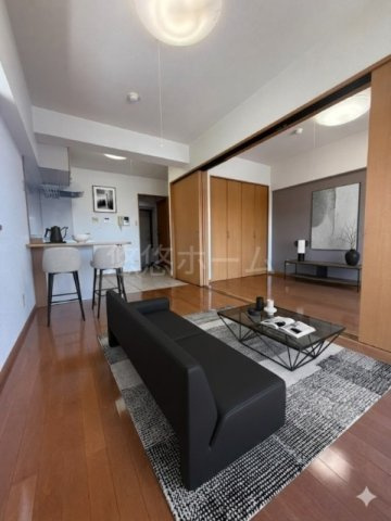 久留米市東合川８丁目の賃貸マンションの居間・リビング|こちらのリビングで趣味の時間をお楽しみください