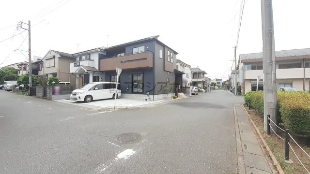 入間市東町3丁目・全1棟　新築一戸建　～太陽光パネル装備～の前面道路含む現地写真|開放感のある角地です