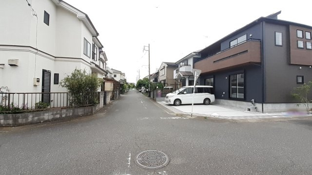 入間市東町3丁目・全1棟　新築一戸建　～太陽光パネル装備～の前面道路含む現地写真