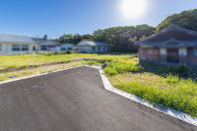 鈴鹿市東玉垣町《ガーデンヒルズ東玉垣Ⅲ 全6区画》の前面道路含む現地写真