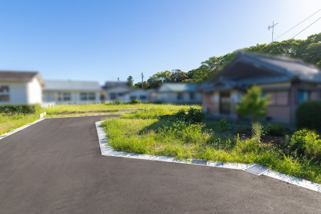 鈴鹿市東玉垣町《ガーデンヒルズ東玉垣Ⅲ 全6区画》の前面道路含む現地写真