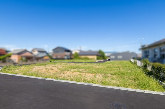 鈴鹿市東玉垣町《ガーデンヒルズ東玉垣Ⅲ 全6区画》の前面道路含む現地写真