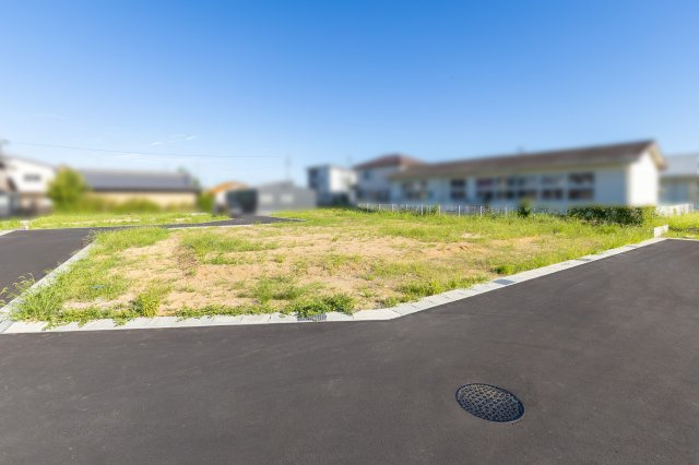 鈴鹿市東玉垣町《ガーデンヒルズ東玉垣Ⅲ 全6区画》の前面道路含む現地写真