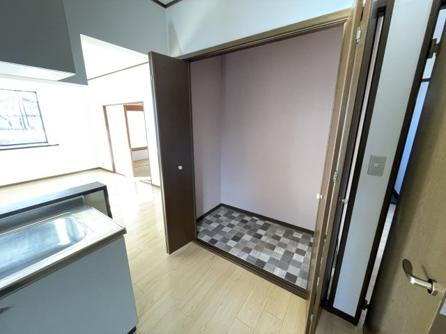 みずほ台貸家のキッチン|キッチン横の収納スペースです
