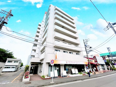 【外観】 | ローヤルシティ鴨居壱番館 | 管理体制良好なマンションです。清潔感のあるエントランスに開放感のある住環境。