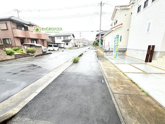 熊谷市石原　新築一戸建て　いろどりアイタウン　02の前面道路含む現地写真