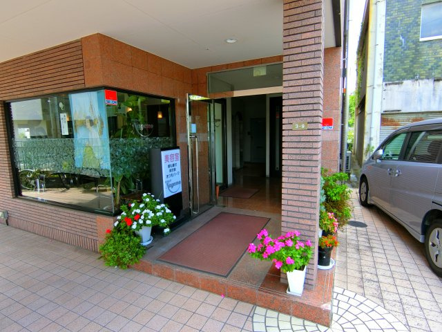行司ビルのエントランス
