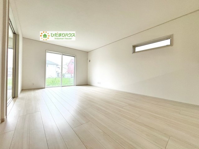 熊谷市石原　中古一戸建て　いろどりアイタウン　01の居間・リビング|明るく開放的なリビングは、家族の交流を促進します。リビングで過ごす時間が増え、家族の絆が深まります。
