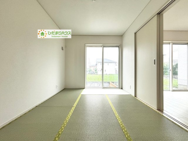 熊谷市石原　中古一戸建て　いろどりアイタウン　01の内装|客間としてもお子様のプレイルームとしても便利な続き間和室。
