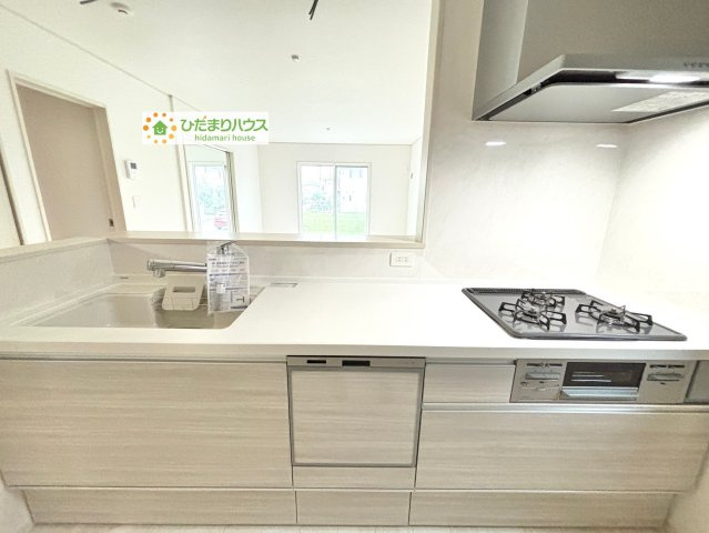 熊谷市石原　中古一戸建て　いろどりアイタウン　01のキッチン|白を基調とした清潔感のある明るいキッチン。毎日の料理が楽しくなりますね♪