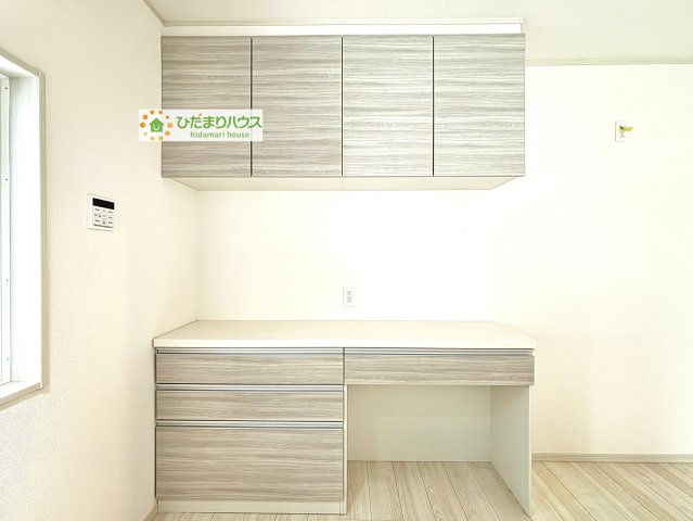 熊谷市石原　中古一戸建て　いろどりアイタウン　01の収納|キッチンをすっきり整理できる背面吊戸棚。
