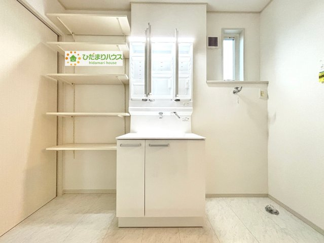 熊谷市石原　中古一戸建て　いろどりアイタウン　01の独立洗面台|三面鏡の大きな鏡は憧れます♪
鏡の後ろは収納となっていて、細かいものでも収納できるのでスッキリと整理できます！