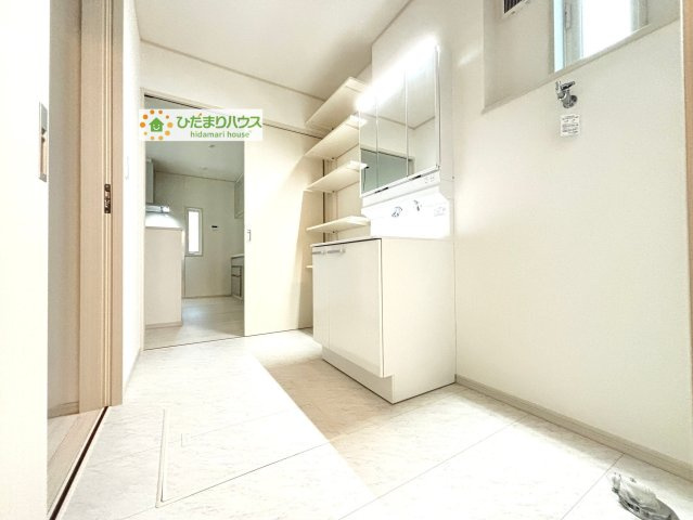 熊谷市石原　中古一戸建て　いろどりアイタウン　01の洗面所|大型の洗濯機も設置できるゆとりのあるランドリースペース。