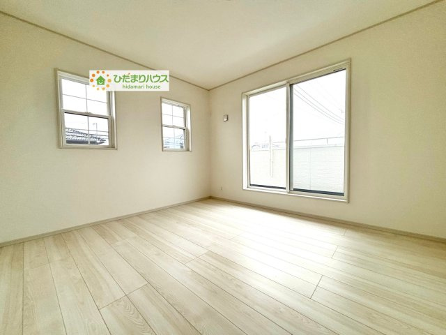 熊谷市石原　中古一戸建て　いろどりアイタウン　01の寝室|広めの主寝室は、ベッドの他にもパソコンデスクやドレッサーなども置けちゃいます。