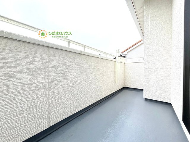 熊谷市石原　中古一戸建て　いろどりアイタウン　01のバルコニー|ワイドなバルコニーで、ご家族全員のお洋服もらくらく干せちゃいます！