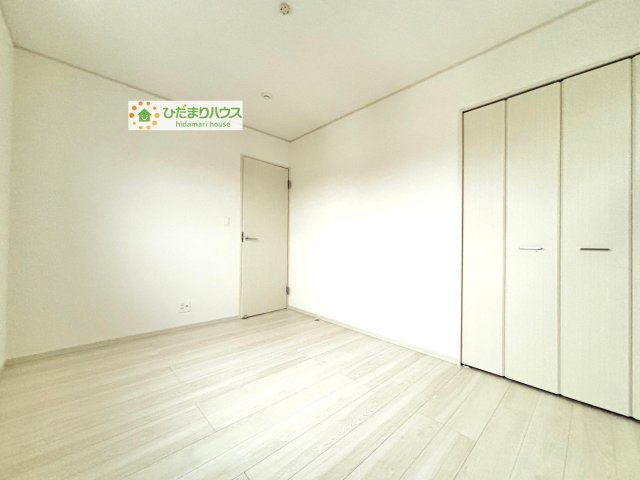 熊谷市石原　中古一戸建て　いろどりアイタウン　01の内装|大容量のクローゼット！ハンガーパイプ付き。
洋服をかけて収納すれば、「何を持っているか」忘れることもありません！