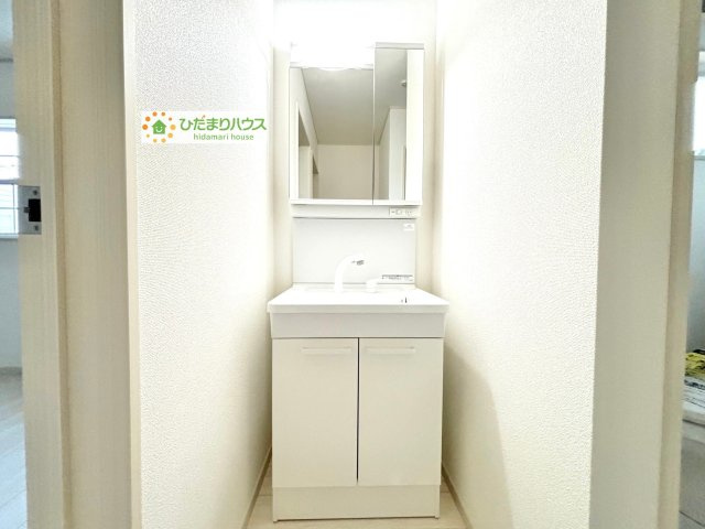 熊谷市石原　中古一戸建て　いろどりアイタウン　01の独立洗面台|2階にも洗面台があります。
朝の忙しい時間には特に便利です！