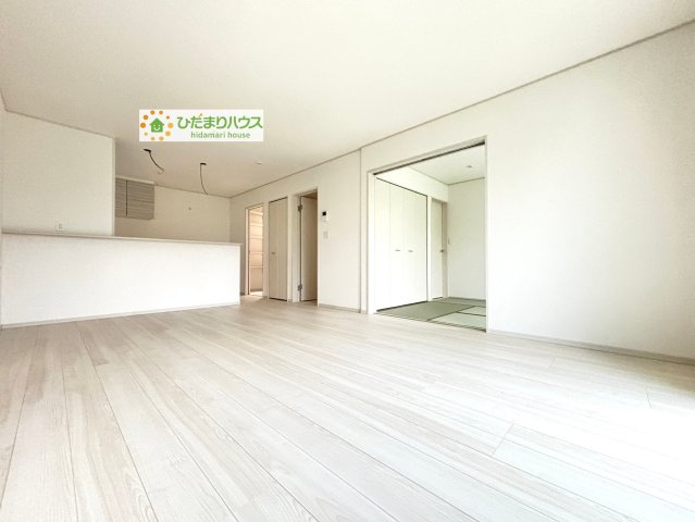 熊谷市石原　中古一戸建て　いろどりアイタウン　01の居間・リビング|陽当たりのいいLDKは広々17帖。