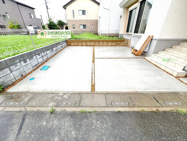 熊谷市石原　中古一戸建て　いろどりアイタウン　01の駐車場|駐車スペースは並列2台可能♪急な来客でも慌てることはございません。