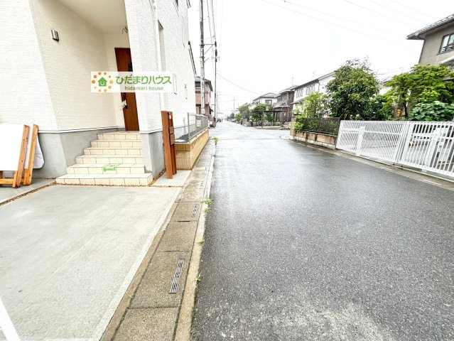 熊谷市石原　中古一戸建て　いろどりアイタウン　01の前面道路含む現地写真|閑静な住宅地で叶える静かな暮らし(^^)/			
