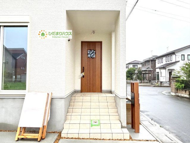 熊谷市石原　中古一戸建て　いろどりアイタウン　01の玄関|玄関ポーチがあるので、宅配や来訪者の応対がスムーズにできます
