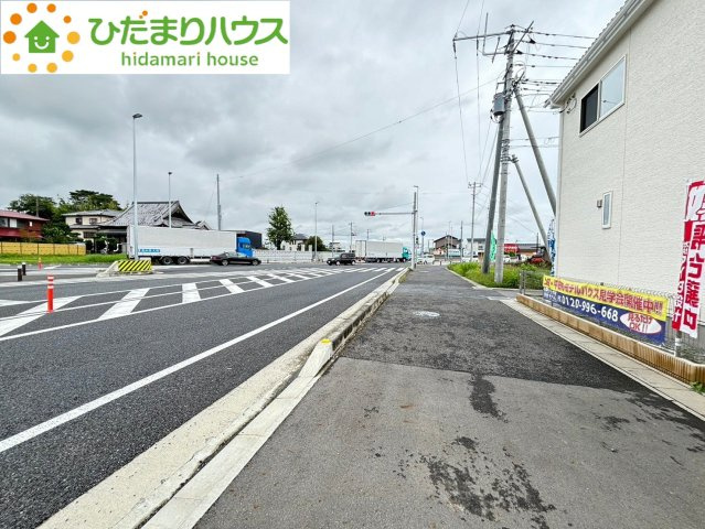 熊谷市上之　中古一戸建て　P4　いろどりアイタウン　01の前面道路含む現地写真