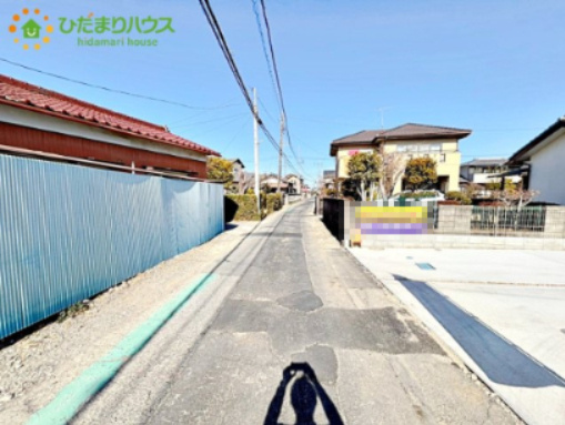 熊谷市上之　P6　中古一戸建て　いろどりアイタウン　01の前面道路含む現地写真