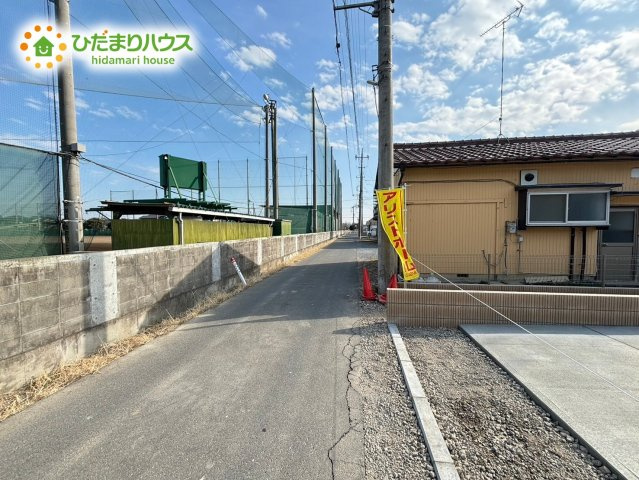 熊谷市広瀬　新築一戸建て　ブルーミングガーデン　02の前面道路含む現地写真