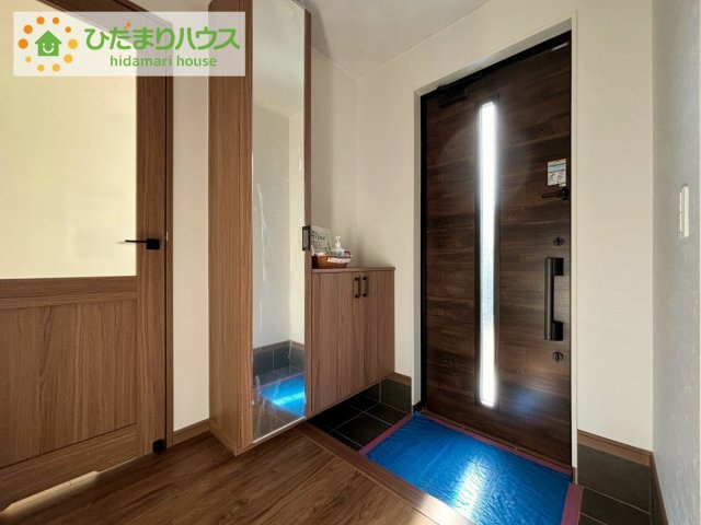 日立市久慈町５丁目　新築戸建の玄関|収納力のあるシューズボックスは姿見付き。
お出掛け前に身だしなみをチェックしましょう！