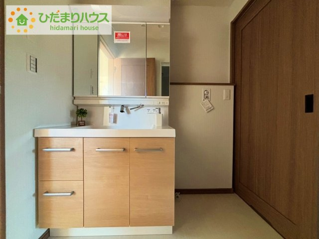 日立市久慈町５丁目　新築戸建の独立洗面台|大きな三面鏡の独立洗面。鏡の後ろは収納となっているのでスッキリと整理できます！