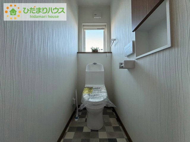 日立市久慈町５丁目　新築戸建のトイレ|小窓が付いているので、トイレも明るい空間になっております♪