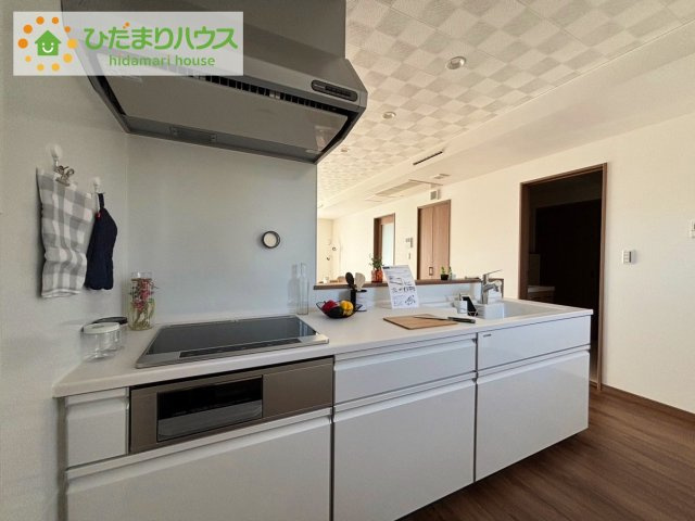 日立市久慈町５丁目　新築戸建のキッチン|料理をしながらでも、ご家族との会話を楽しめる対面式キッチン