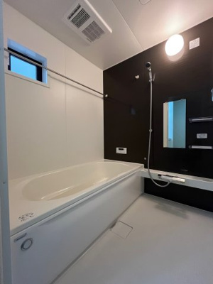 【浴室】 | 鈴蘭台北町６丁目　新築戸建 | 浴室乾燥機付きでお手入れのしやすいユニットバスです。