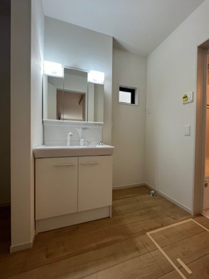 【独立洗面台】 | 鈴蘭台北町６丁目　新築戸建 | シャワー付きの洗面台で朝の忙しい時間帯も楽々です。