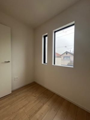 【洋室】 | 鈴蘭台北町６丁目　新築戸建 | リモートワークや納戸などにもお使い頂けます。