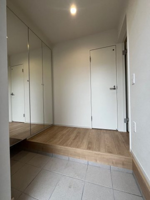 【玄関】 | 鈴蘭台北町６丁目　新築戸建 | 明るく清潔感のある玄関です。