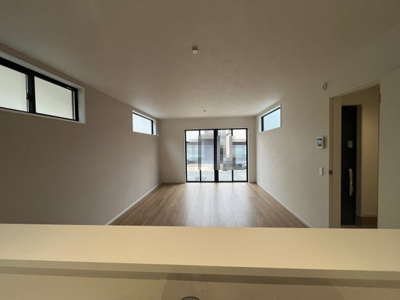 【居間・リビング】 | 鈴蘭台北町６丁目　新築戸建 | カウンターキッチンなので小さなお子様がいても目が行き届きます。