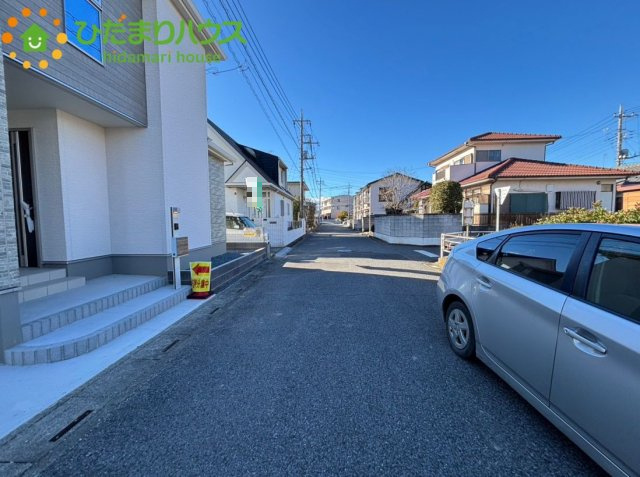 熊谷市肥塚　第7期　新築一戸建て　ワイウッドコート　01の前面道路含む現地写真