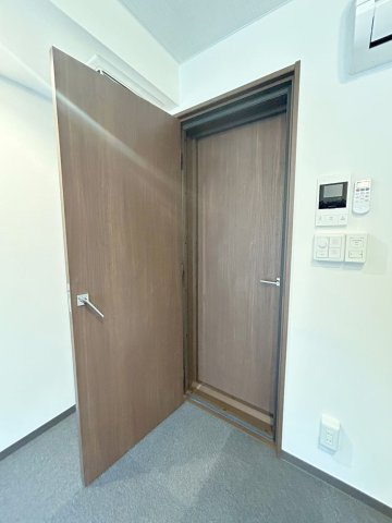 「防音マンション」ラシクラス中野弥生町の内装|防音扉を採用でリビングと防音室との音（音楽）も低減してくれています！