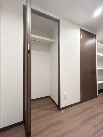 「防音マンション」ラシクラス中野弥生町の収納|こまごまとしたものを収納できそうですね