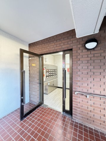 エイト大森ハイツのエントランス