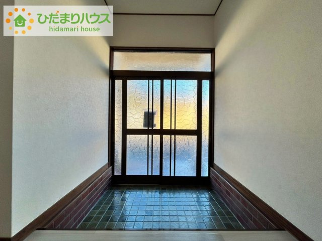 高萩市大字安良川　中古戸建の玄関|玄関がひろいので親子で並んで仲良く靴が履けますね(^^)/