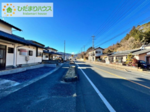 高萩市大字安良川　中古戸建の前面道路含む現地写真|閑静な住宅街なので車庫入れも楽々です(^^♪