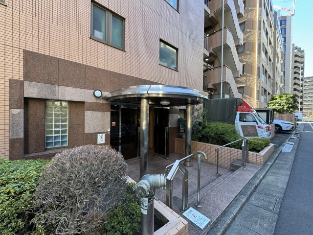 メイツ蒲田のエントランス|緑豊かなエントランスがお出迎え