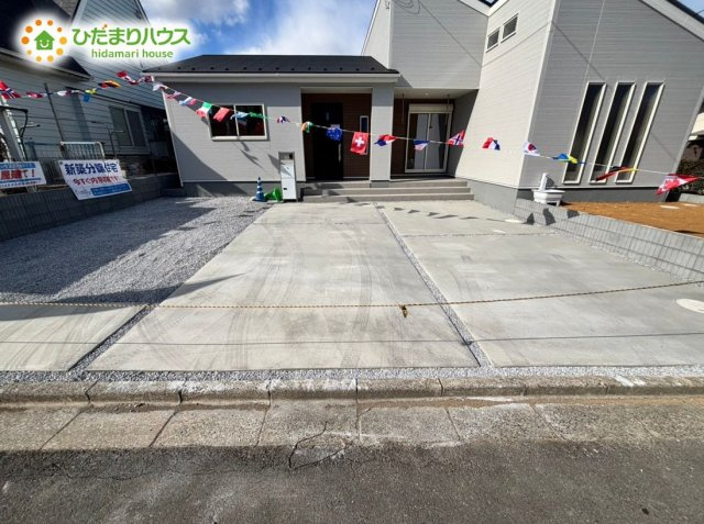 熊谷市三ケ尻　新築一戸建て　リーブルガーデン　01の駐車場