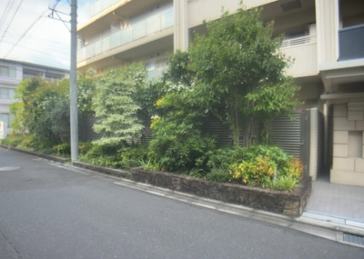 【庭】 | デュオセーヌ緑山 | 物件によっては、入居者が個人的に使用できる専用庭がついているものもあります。また、住宅の中にある土間の部分を庭と呼ぶこともあります。庭の用途は住む人によって変わり、それによってデザインもさまざまです。
