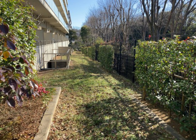 【中庭】 | デュオセーヌ緑山 | 中庭（パティオ）とは、一つの建築物の内部に設けられた、壁などで囲われている庭のことを指します。コの字型、ロの字型が主流ですが、L字型の中庭もあります。最近では、インテリア性の高さからも人気があります。