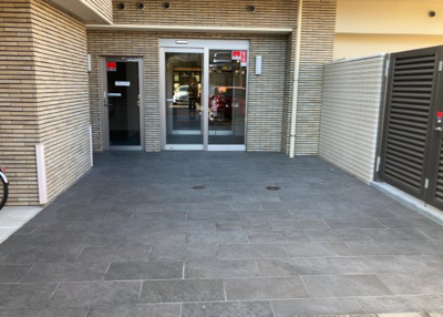 【エントランス】 | デュオセーヌ緑山 | マンションのエントランスには、もともと風よけや防犯の役割がありますが、マンションによって宅配ボックスなどの設備が備わっている所もあります。日々の生活をイメージしながら生活しやすさをチェックしましょう。