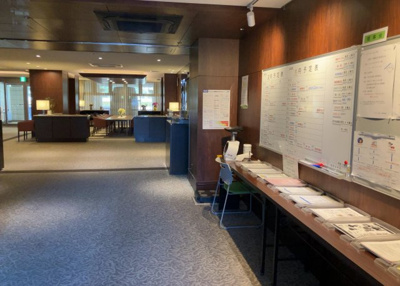 【ロビー】 | デュオセーヌ緑山 | ラウンジは、マンションの共用スペースに椅子やテーブルなどを配置した利用者が寛げる空間です。屋内型ラウンジと屋外型ラウンジがあります。共用部分の管理状況と合わせて、詳細については現地でご確認ください。