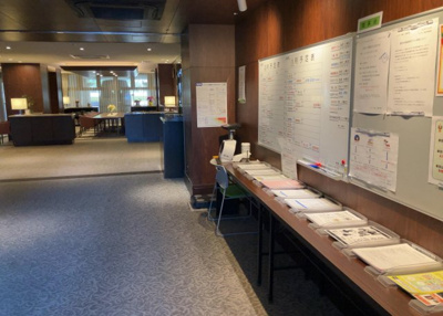 【受付】 | デュオセーヌ緑山 | 受付はマンションコンシェルジュがいる場合もあれば、管理人が滞在する小部屋を総称して呼ぶことがあります。主にエントランスに設置されていることから、防犯面でも期待ができます。防犯設備がない場合はより安心！